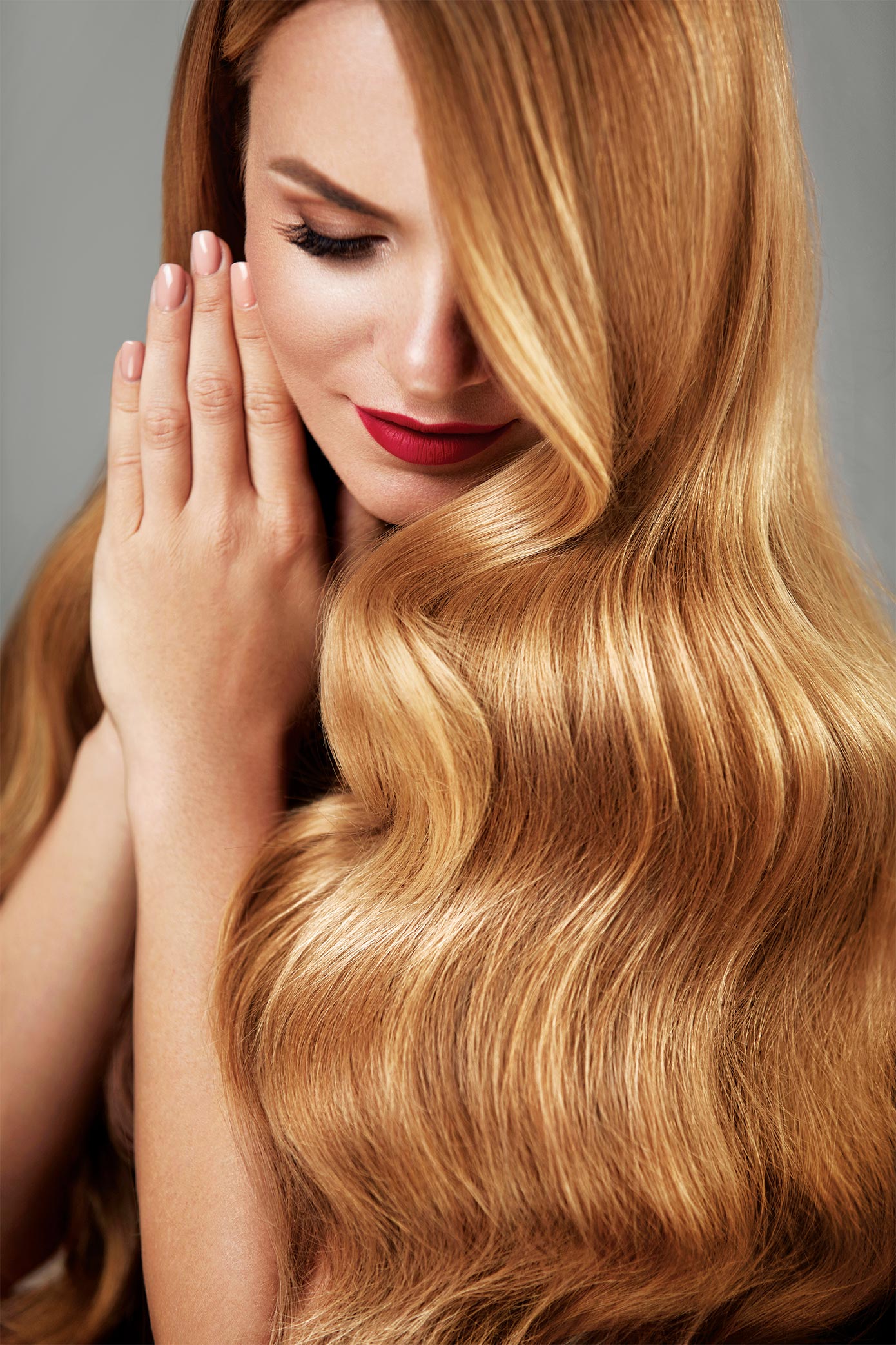 le visage d'une femme avec des cheveux long